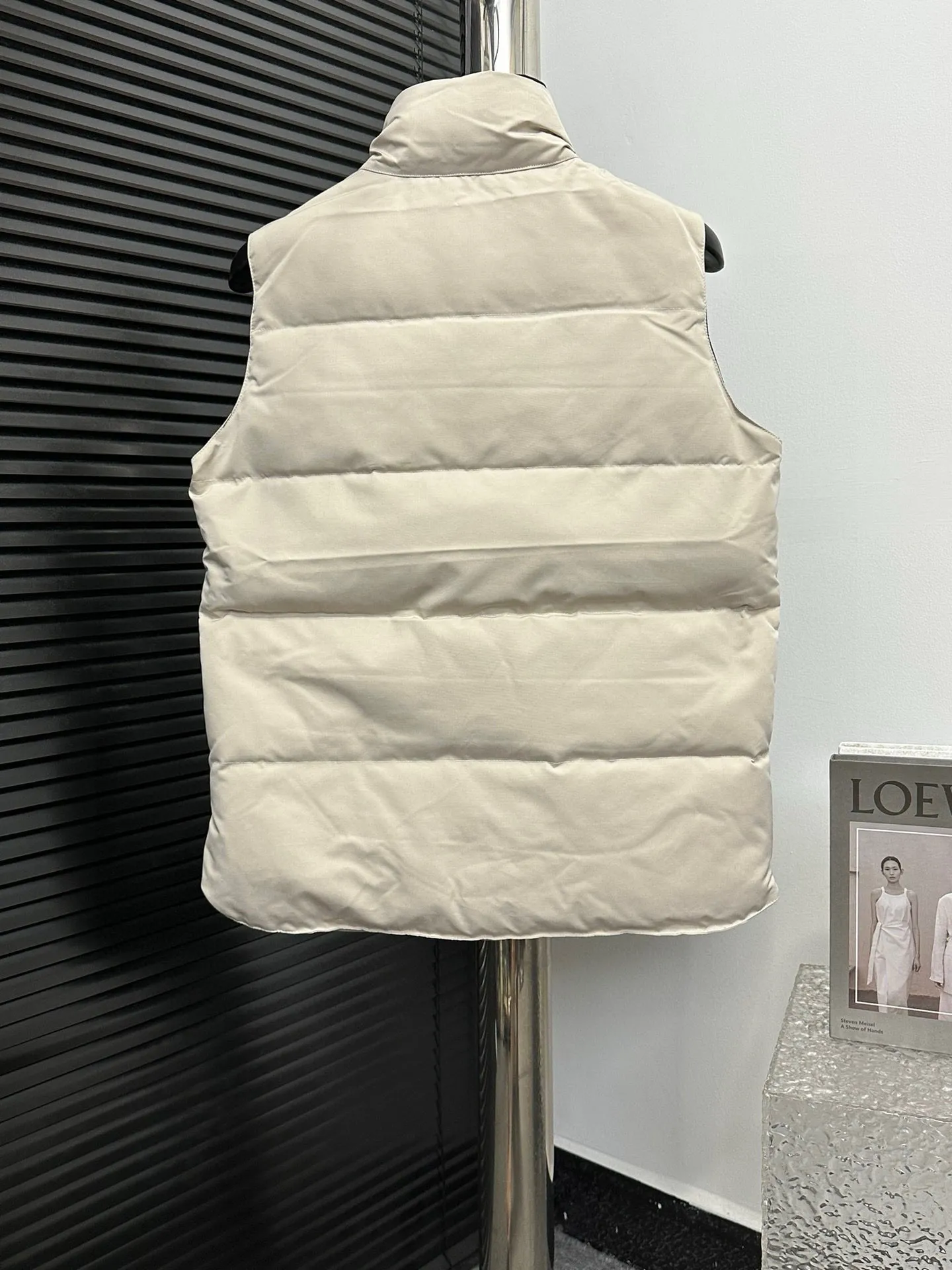 P360 [Canada Goose] Canada Goose #Freestyle Crew 4154M Men’s and Women’s Vest Down# ➖ Imported Behringer embroidery machine with customized 10,000-needle embroidery logo! ➖ Imported 21-count polyester-cotton blended original fabric, using Feather-Light 10D waterproof coating fabric, made of 84.5% polyester fiber and 15.5% cotton, 100% the best feel in the entire network! ➖ The genuine official website uses the national standard 80 white duck down, and will never be misled by false claims such as 90 down or goose down! ➖ 100% nylon nylon lining with double double-layer sealing design to prevent velvet from running away. Top-grade polar fleece is used in the collar and pockets to keep warm and comfortable! ➖ Yoshida YKK provides original custom-made electroplated sliders. YKK two-way lockable zippers are tight and smooth and will not peel off paint! ➖ 3M composite original Velcro is durable, and all accessories and hardware are disassembled and customized! ⛔No slander, no exaggeration, no need for too much copywriting, because it is focused, it is professional!  SIZE: XS S M L XL XXL